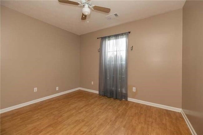 Building Photo - 5 Bedroom home available to rent!