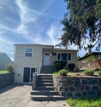 Building Photo - Charming 2 Bedroom 1 bath House! Large Bac...