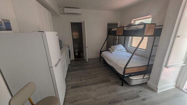 Building Photo - 2822 Pine Tree Dr