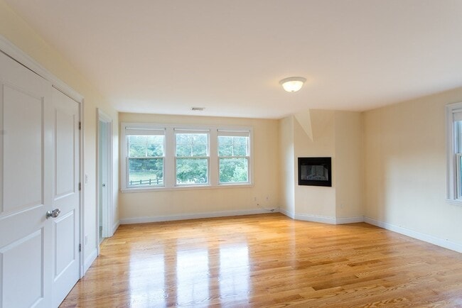 Building Photo - 11 Green St