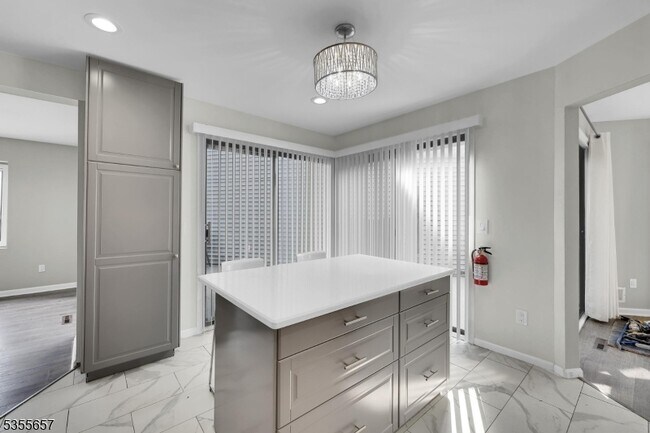 Building Photo - 8 Delbarton Ct