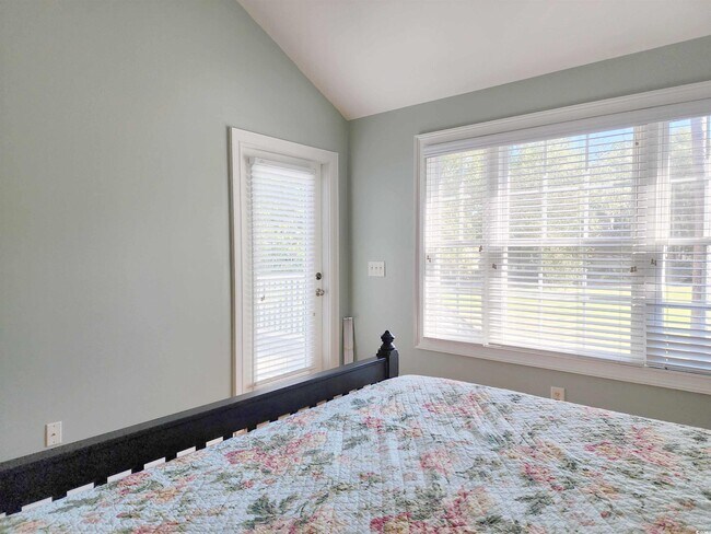 Building Photo - 613 Golden Bear Dr