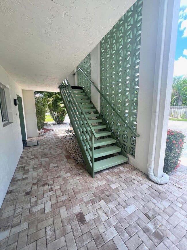 Building Photo - Centrally Located 2Bed/2Bath Condo for Rent in Sarasota