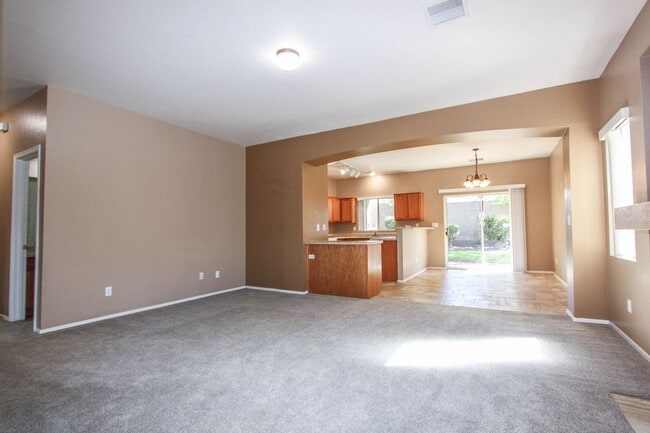 Building Photo - Quailwood Move In Special