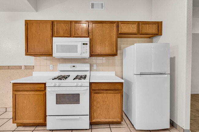 Building Photo - "Charming 3-Bed Oasis with 2 Full Baths in Las Vegas – 1,289 Sq Ft of Comfort!"