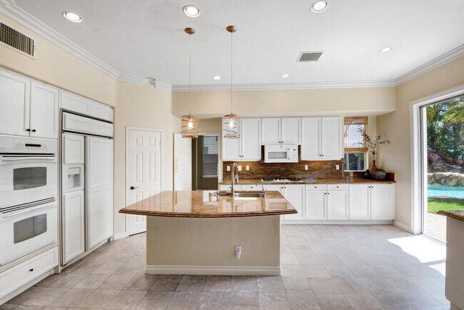 Building Photo - 27452 Avanti Dr