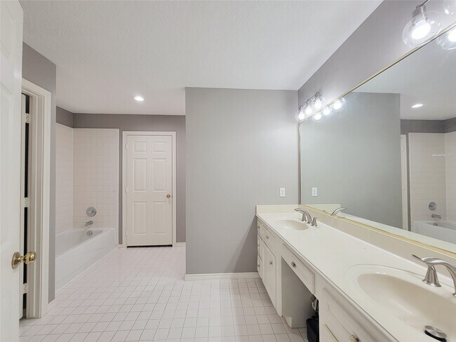 Building Photo - 309 Rolling Hills Dr W