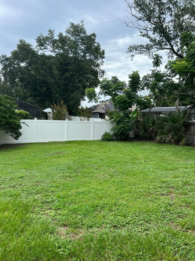 Building Photo - Large 4/2 with 2 Car Garage & Huge Fenced ...