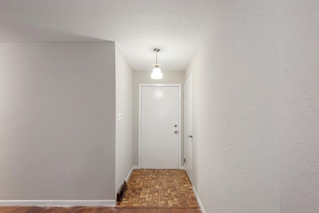 Building Photo - 7201 Dogwood Dr