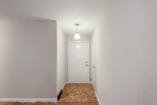 Building Photo - 7201 Dogwood Dr SW