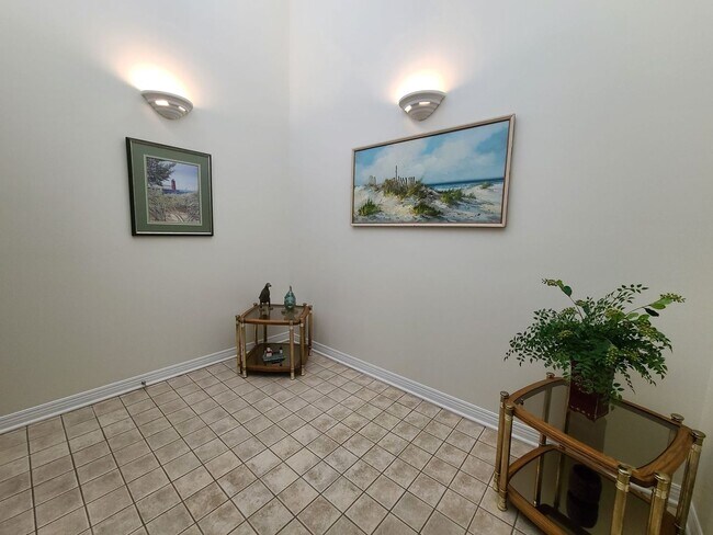 Building Photo - Fully Furnished Executive Condo in Downtow...