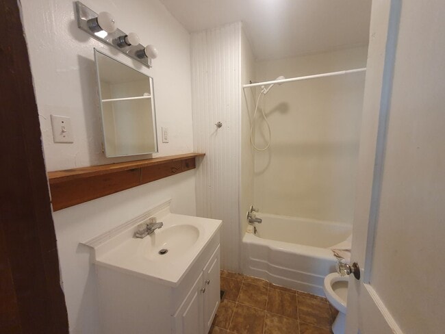 Building Photo - Home in Rolla