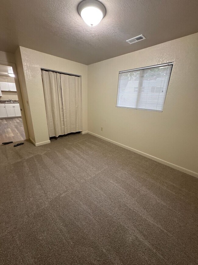 Building Photo - 75 E 860 S