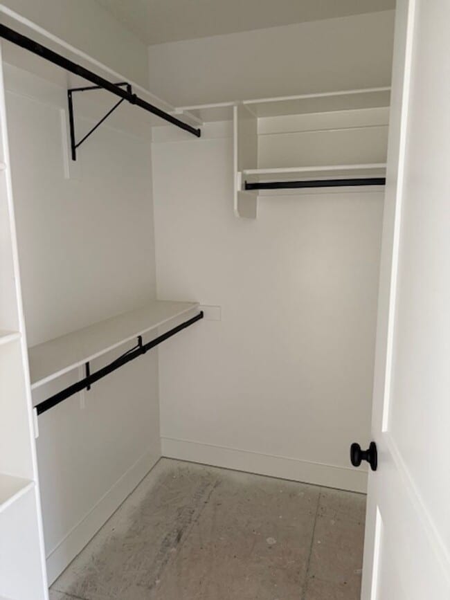 Building Photo - Beautiful townhome with 2 car garage, Cent...