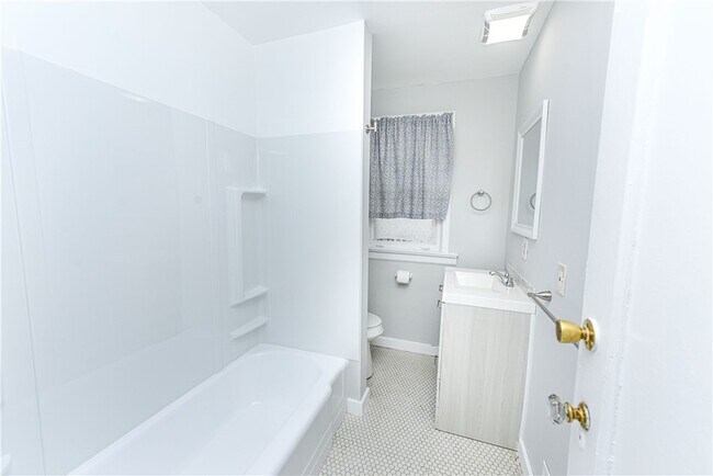 Building Photo - 200 Elmdorf Ave