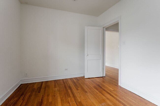 Building Photo - North Center / St. Bens - 2 Beds / 1 Bath ...