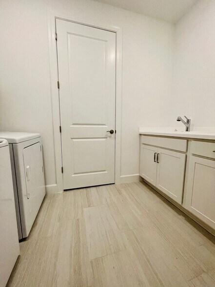 Building Photo - 1962 Tripletail Ln