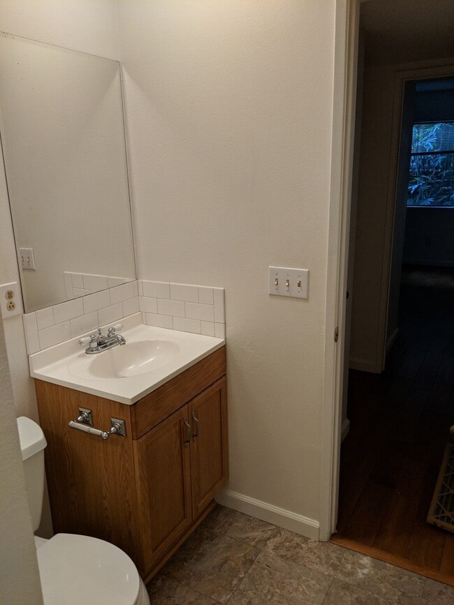 Building Photo - Great Condo in WeHo for Rent