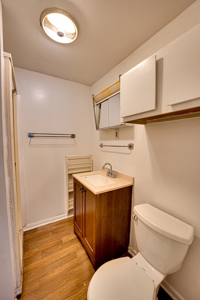 Building Photo - 426 N Lake St