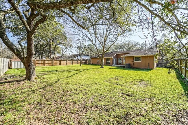 Building Photo - 1309 Oak Hollow Dr