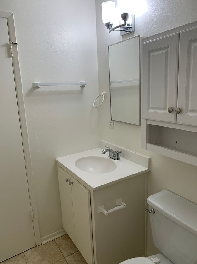 Building Photo - Great Neighborhood, 3 Bedroom Home for Rent