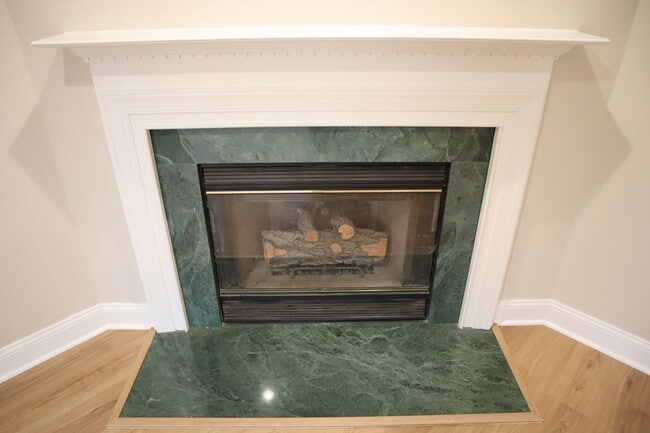 Building Photo - Exquisite Renovated Townhome in Germantown Estates