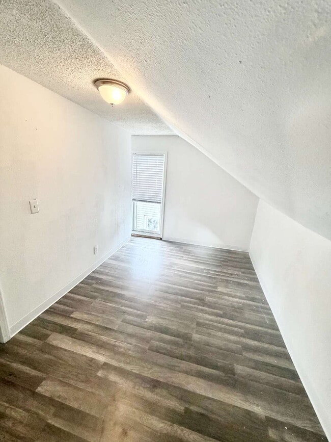 Building Photo - 3 Bedroom, 1 Full Bath