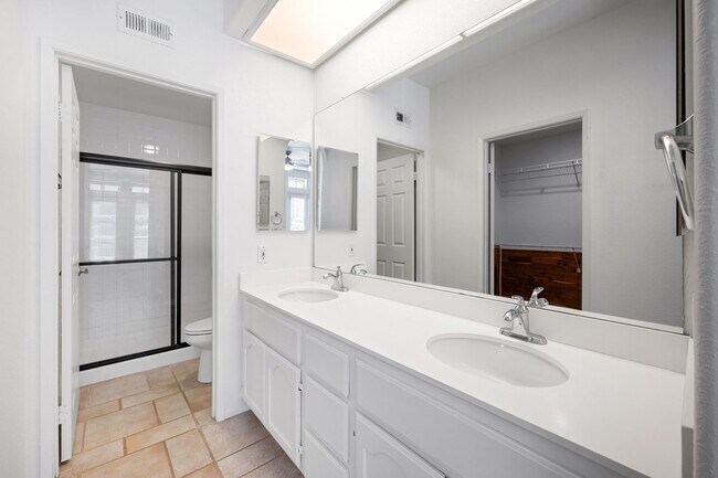 Building Photo - 3581 Cameo Dr