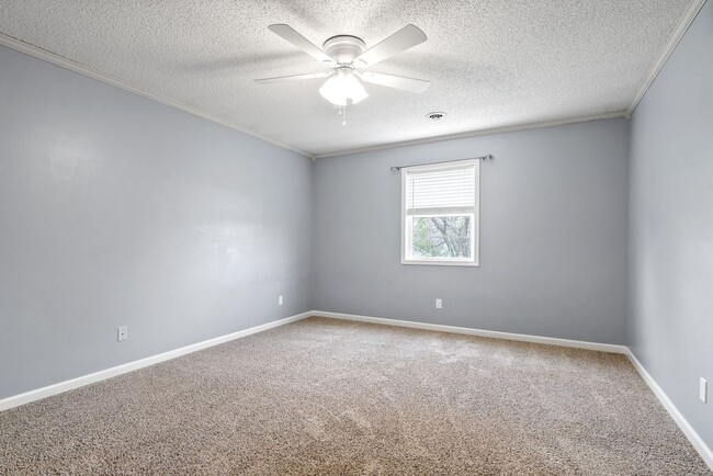 Building Photo - 3 Bedroom 2 Bath Pet Friendly Home For Ren...