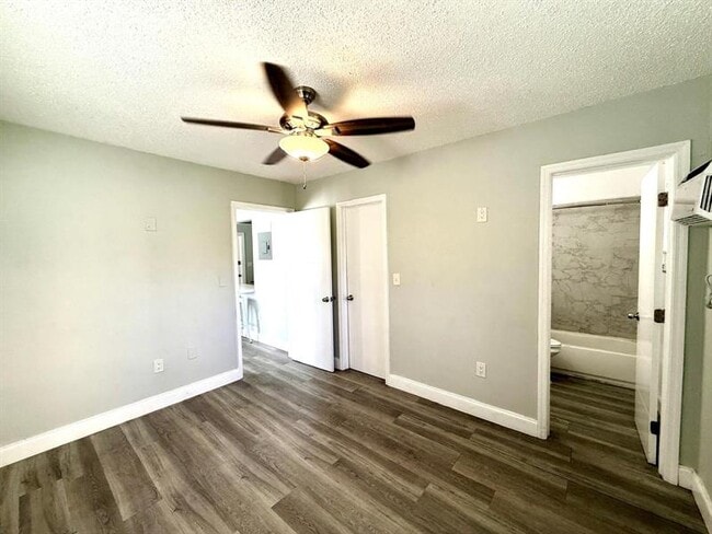 Building Photo - 820 NE 17th Ave