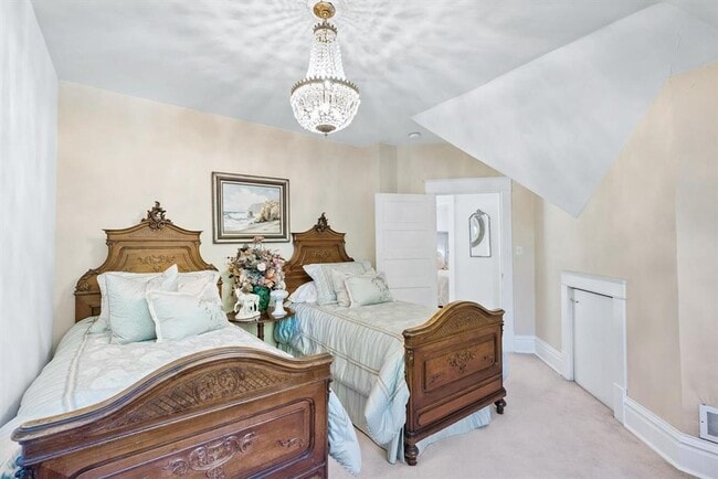 Building Photo - Historic Queen-Anne Style Home