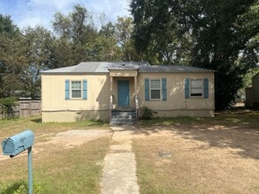 Building Photo - 2 bedroom 1 bathroom home