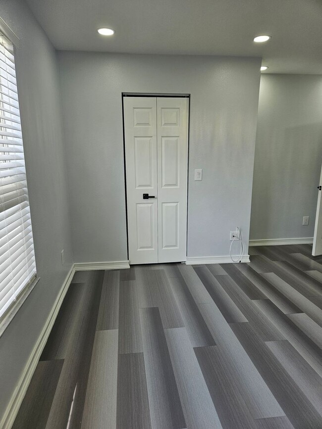 Building Photo - Stunning Fully Renovated Townhouse for ren...