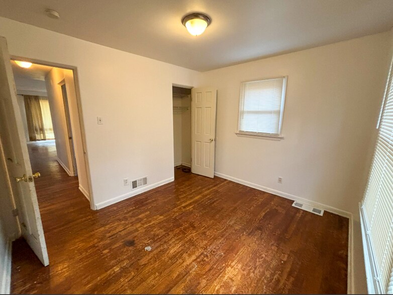 Building Photo - 6636 Kenwood Dr