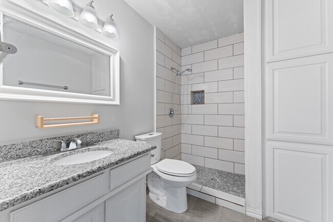 Building Photo - 13036 Glenside Dr