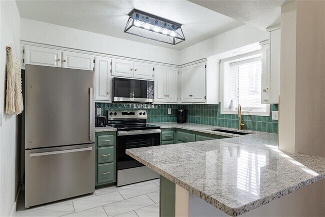 Building Photo - 16 Estes Dr