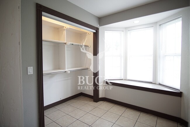 Building Photo - 211 E Harmon Dr