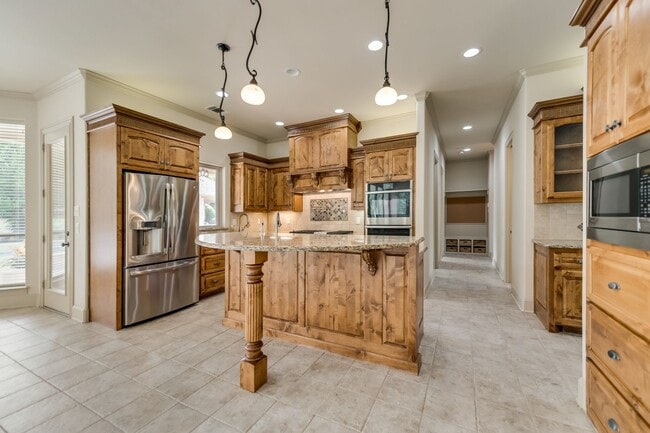Building Photo - Gorgeous Custom Home on a private 1 acre l...
