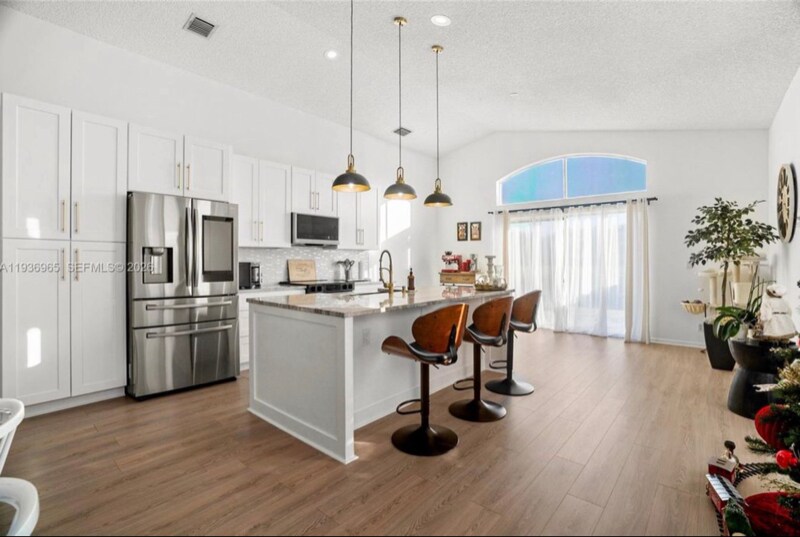 Building Photo - 8165 Pelican Harbour Dr