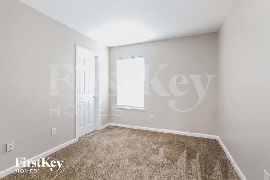 Building Photo - 2814 Rothe Ln