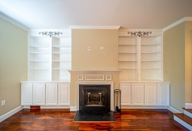 Building Photo - Charming End Townhouse in Prime North Old Town Location