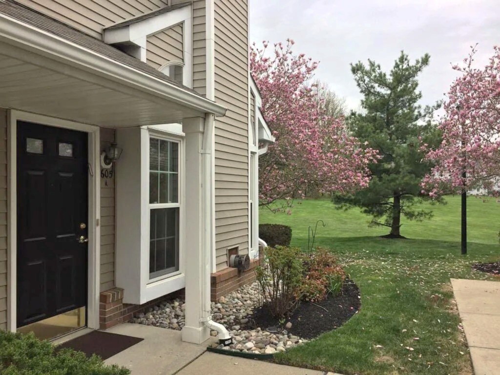 Building Photo - 605 Saxony Dr