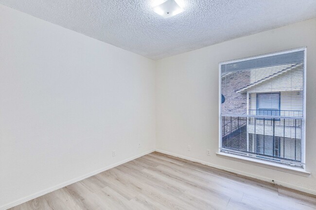 Building Photo - Upstairs Two Bedroom Unit in Fourplex with...