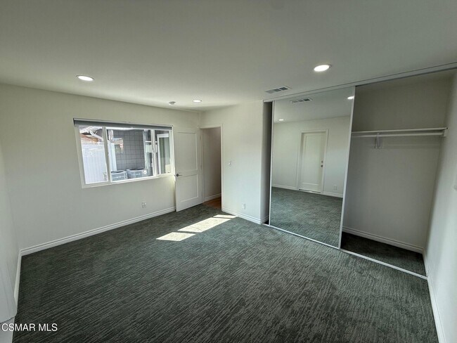 Building Photo - 102 W Alta Green
