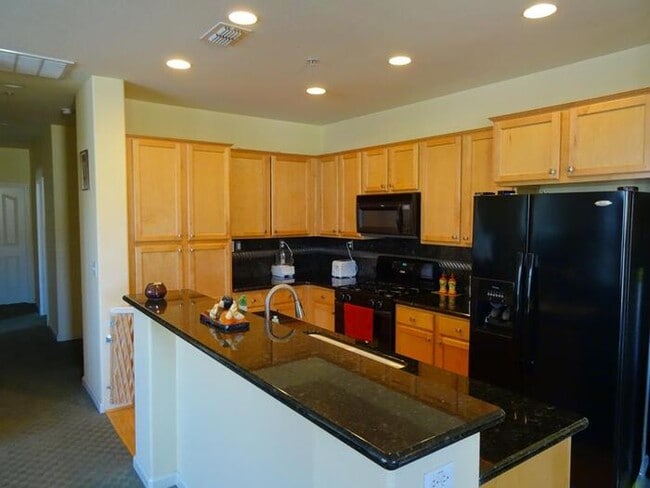 Building Photo - Adorable 2 bedroom 2 bathroom townhouse in...