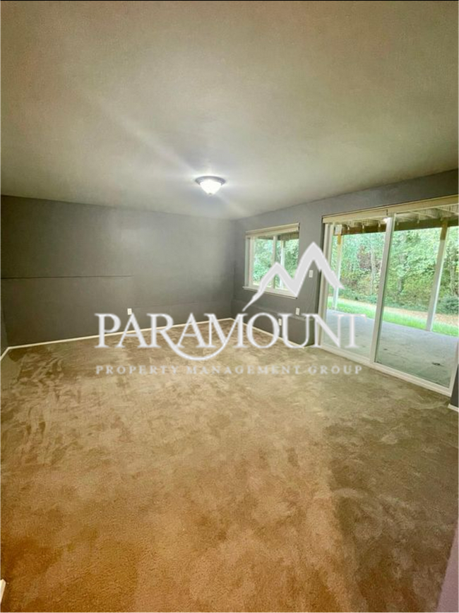 Building Photo - Charming 3-Bedroom Duplex Near Southworth ...