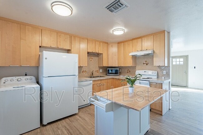 Building Photo - 8416 E Rancho Vista Dr