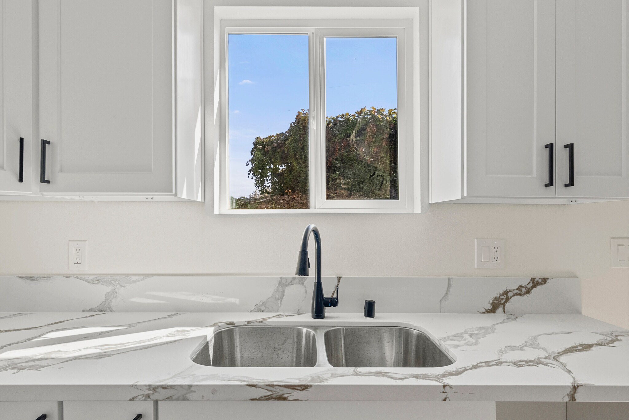 Building Photo - 3043 S Bronson Ave