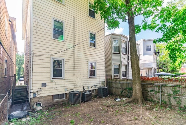 Building Photo - 240 Halsted St
