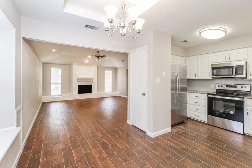 Building Photo - 2601 Valley View Dr